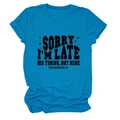 Détail d'un t-shirt bleu en coton avec impression du texte religieux SORRY I'M LATE - Bleu Lac (Police Noire)