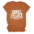 Détail de la typographie de citation biblique blanche sur un t-shirt orange en coton - Orange Brûlé (Police Blanche)