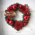 30cm Weihnachtskranz mit roten Ornamenten und Merry Christmas Schild für Haustürdekoration - Rot