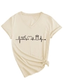 Dettaglio della t-shirt beige con scollo a V, stampa cuore EKG Rx e nodo laterale decorativo - S / Sabbia (Grafica Nera)