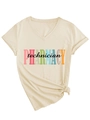 Dettaglio della t-shirt scollo a V tecnico farmaceutico con stampa e nodo alla moda sull'orlo - S / Sabbia (Grafica Nera)