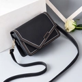 Mini sac bandoulière en cuir PU noir avec surpiqûres bicolores et chaîne dorée élégante - Broderie Noir
