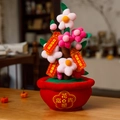 Détail d'un bonsai festif rouge avec fleurs en peluche et étiquettes dorées - 50cm / Arbre de Fleurs de Pêcher - Grand (Richesse)