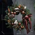 Close-up of a 45cm Christmas wreath with pine cones, cinnamon, and reindeer plush detail - Forest Style Coffee (45CM)