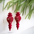 Adornos navideños de terciopelo rojo con purpurina dorada en ramas de pino verde - Estilo Tornillo de Hielo