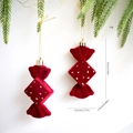 Primer plano de adornos navideños en forma de caramelo rojo flocado con purpurina dorada y cuerdas - Estilo de Forma de Caramelo