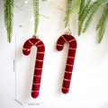 Detalle de bastones de caramelo rojos flocados con purpurina dorada para árbol de Navidad - Estilo de Bastón de Caramelo