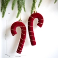 Detalle de dos bastones de Navidad de terciopelo rojo con purpurina dorada y medidas - Estilo Bastón Curvo