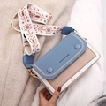 Borsa a tracolla azzurra e beige con ampia tracolla ricamata a fiori - Blu