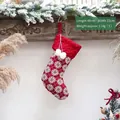 Gebreide rode kerstsok met sneeuwvlokpatroon en pompons, afmeting 40x22cm - Klassieke Sneeuwvlok Stijl / Rood