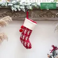 Detail van rode gebreide kerstsok met witte boompjes en afmetingen van 40x22cm - Kerstboom Stijl / Rood