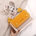 Sac bandoulière carré bicolore jaune et blanc avec large bandoulière à motifs imprimés - Jaune