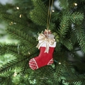 Bota de Navidad roja con lazo dorado y caja de regalo colgada en el árbol - Calcetín con Lazo