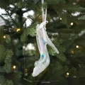 Ornamento a tacco alto cangiante con dettagli effetto neve su albero di Natale - Tacco Alto Iridato