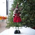 Detail einer sitzenden Weihnachts-Elchpuppe mit rot-grünem Karodesign und langen Beinen Deko - Roter Rock-Stil (Frühlingsrentier B)