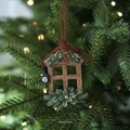 Adorno navideño de marco de ventana vintage con linterna y agujas de pino - Ventana de Hoja Verde