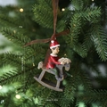Adorno de árbol de Navidad con niño en caballo balancín y detalles de dimensiones - Elfo en Caballo Balancín