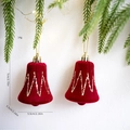 Campanas de Navidad flocadas rojas con patrones de brillo dorado y cordones colgantes - Estilo Campana