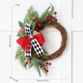Ghirlanda natalizia 30cm con bacche rosse, pigne e fiocco a scacchi su base in rattan - Ghirlanda di Natale E (Fiocco a Quadri Rossi Base in Rattan)