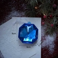 Detalle de adorno navideño azul estrellado de 9cm estilo gema con cinta blanca y medidas - Estilo Octógono Azul