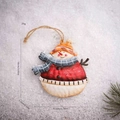 Pupazzo di neve natalizio in latta rossa con cappello arancione, misura 10x9,5cm - Pupazzo di neve A