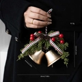 Kerstversiering met champagne goudkleurige bellen en rood groene strik, 18x13cm - Bronzen Bel