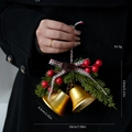 Detailweergave van kerstbel decoratie met dennennaalden, bessen en exacte afmetingen - Gouden Bel