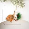 Plüsch-Eichhörnchen Weihnachtsanhänger mit Zapfen und Beeren, Größe 12x11cm - Modell B Weihnachts-Eichhörnchen-Anhänger