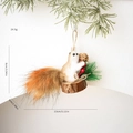 Weißer Plüsch Eichhörnchen Weihnachtsschmuck mit Tannenzapfen auf einem Holzsockel - Modell D Weihnachts-Eichhörnchen-Anhänger