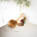 Weihnachtsanhänger Eichhörnchen aus Kunstfell mit Zapfen und Holzbasis, 14cm Höhe - Modell C Weihnachts-Eichhörnchen-Anhänger