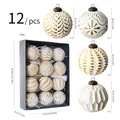 12er-Set weiße und goldene 8cm Weihnachtskugeln mit Reliefmustern in einer Geschenkbox - Platin