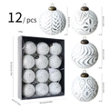 12er Set weiße 8cm Vintage-Weihnachtskugeln mit 4 verschiedenen Reliefmustern im Karton - Weißes Silber