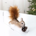 Realistisches Eichhörnchen Ornament mit flauschigem Schwanz und Kiefernzapfen für den Baum - Beliebtes Kriechendes Eichhörnchen