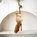 Naturgetreues Eichhörnchen-Anhängsel in Beige mit flauschigem Schwanz und echtem Zapfen - Großes Eichhörnchen Kletterstange