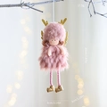 Ángel de Navidad de peluche rosa con astas doradas y alas colgado de una rama - Rosa