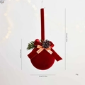 Detalle de campana de Navidad de terciopelo rojo con lazo, piña y cinta festiva - Adorno de Bola de Navidad Flocado