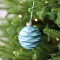 Set of two light blue 8cm Christmas balls with wavy texture and silver glitter - Blue