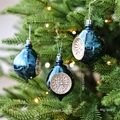 Set de 3 adornos de Navidad gota azul zafiro con purpurina dorada en el árbol - Adorno de Gota Pintado Brillante - Azul