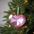 Rosa facettierte Acryl-Herzverzierung mit weißem Band an einem Weihnachtsbaum - Herz-Anhänger / Rosa
