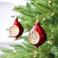 Set van 2 glanzende rode kersthangers in druppelvorm met gouden glitters en parels - Rood