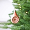 Adorno navideño de gota rosa perlado con purpurina y cuentas colgado en el árbol - Rosa