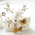 Reno de Navidad de felpa con astas doradas y bufanda festiva para decoración del hogar - Estilo Reno de Peluche Arrodillado