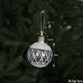 Bola de Navidad transparente con diseño de rombos y efecto nieve en una rama de abeto - Estilo de Patrón de Rombos (Modelo A)