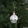 Bola de Navidad tipo bombilla con purpurina blanca y perlas en el árbol verde - Estilo de Puntos y Copos de Nieve (Modelo B)
