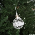 Bola de Navidad blanca con purpurina y pedrería en rama de árbol, adorno 8cm - Estilo de Banda de Purpurina (Modelo C)