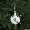 Bola de Navidad transparente de 8cm con espirales de purpurina colgada en un abeto - Estilo de Onda Espiral (Modelo D)