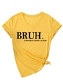 Dettaglio della t-shirt gialla con scollo a V, stampa BRUH e nodo sull'orlo - S / Giallo (Carattere Nero)