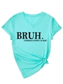 Dettaglio della stampa umoristica e del nodo laterale su questa t-shirt turchese scollo a V - S / Blu Acqua Profonda (Font Nero)