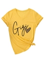 Détail du t-shirt jaune col V avec imprimé Gigi, cœur léopard et ourlet noué à la taille - S / Jaune (Graphiques Noirs)