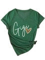Détail du t-shirt vert foncé col en V avec imprimé Gigi cœur léopard et nœud à l'ourlet - S / Vert Vintage (Graphiques Blancs)